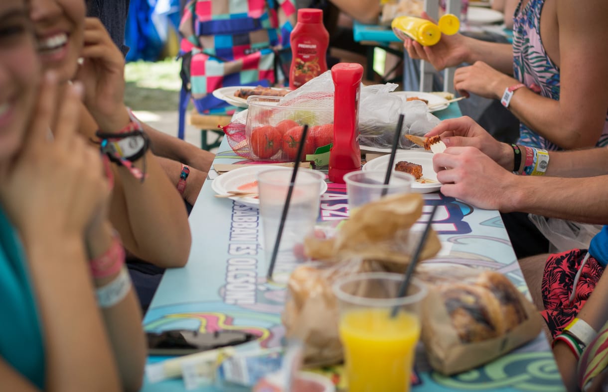 Golfkocsin jön a lacipecsenye a Szigeten