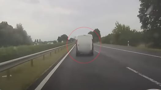 Szirénázó rendőrautóval szemléltették, mennyire nem megy időnként az elsőbbségadás – videó