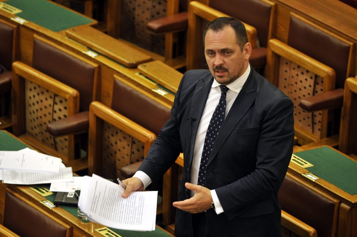 Felfüggesztették a fideszes Mengyi Roland mentelmi jogát