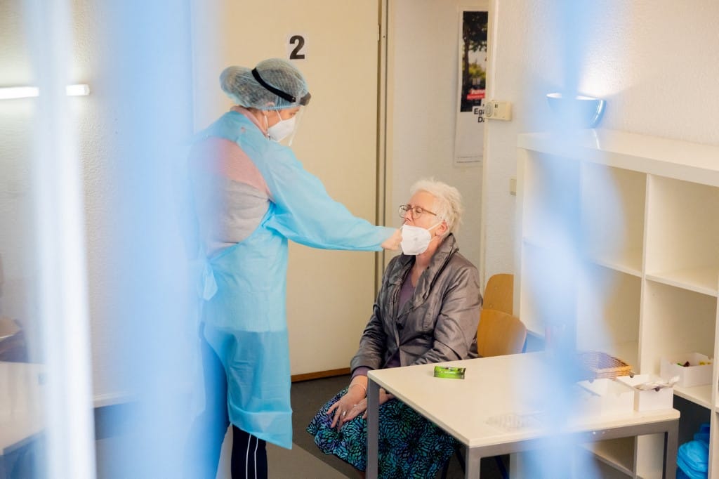 Németországban teszt nélkül mehetnek majd például fodrászhoz az oltottak