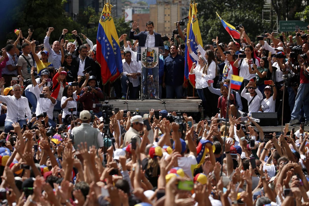 Összeesküvéssel vádolnak és kiutasítottak öt EP-képviselőt Venezuelából