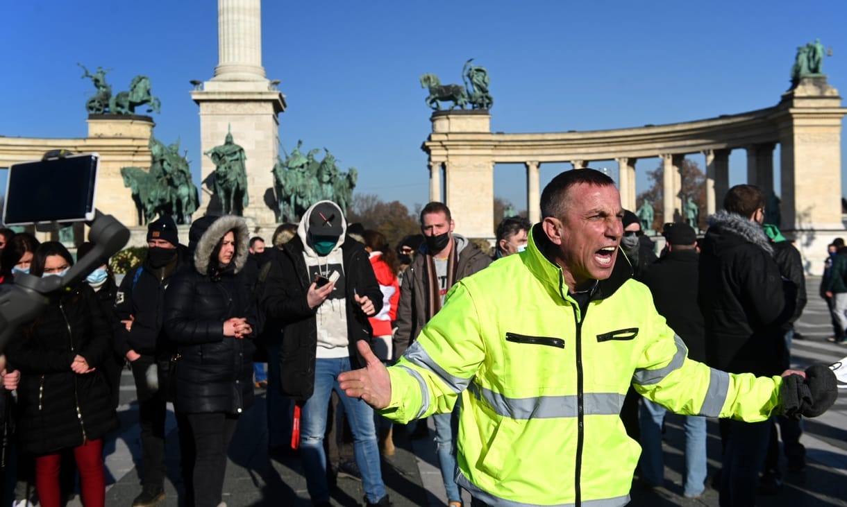 Hétfőn is volt tüntetés a Hősök terén, a rendőrség megbírságolta a résztvevőket