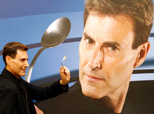 Uri Geller beázással indította be gigantikus Brexit-akciótervét