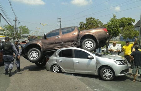 Egy Logan tetején állt meg a taroló Mitsubishi terepjáró - videó