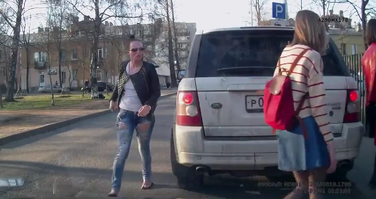 Csak egy feldühödött nő viselkedik így a volán mögött - videó