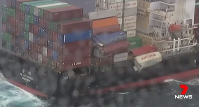 Leborult a rakomány egy része egy teherhajóról, tele lett pelenkával a tenger