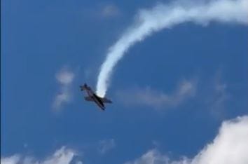 Videón, ahogy lezuhant a Top Gun repülési instruktora egy légi bemutatón