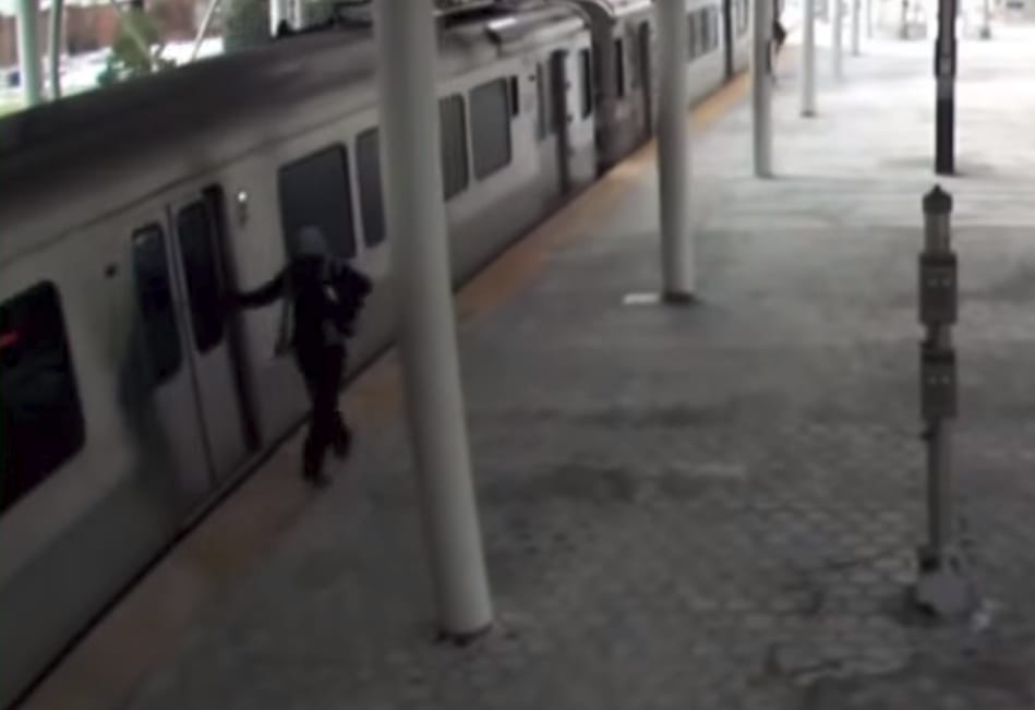 Leszállt cigizni, a vonat meg elindult, benne a kisbabájával – videó