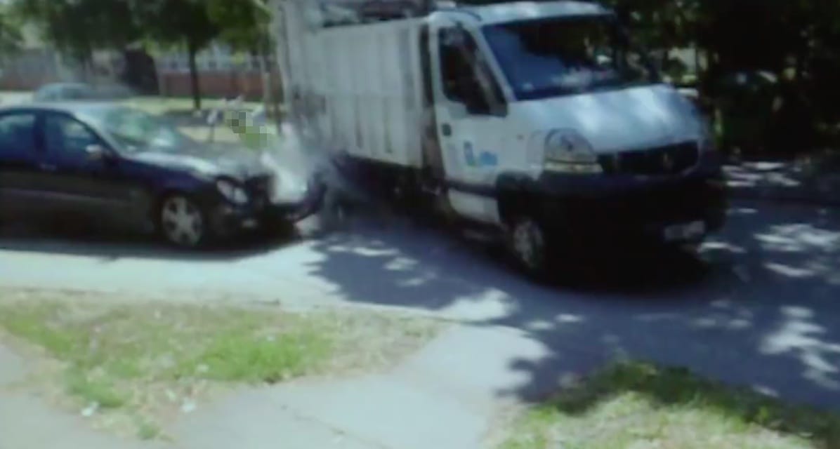 Mercedes és kukásautó karambolozott Szegeden, lerepültek róla a dolgozók – videó