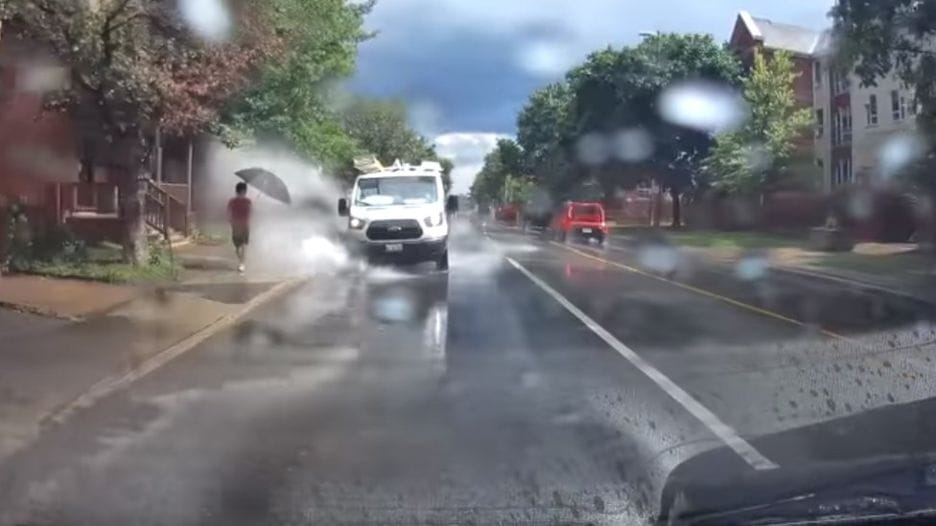 Kirúgták a sofőrt, aki direkt hajtott a pocsolyákba, hogy lefröcskölje a gyalogosokat – videó