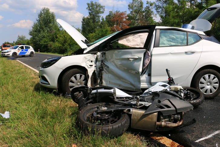 Nem vette észre az idős sofőr a motorost – halálos baleset lett belőle