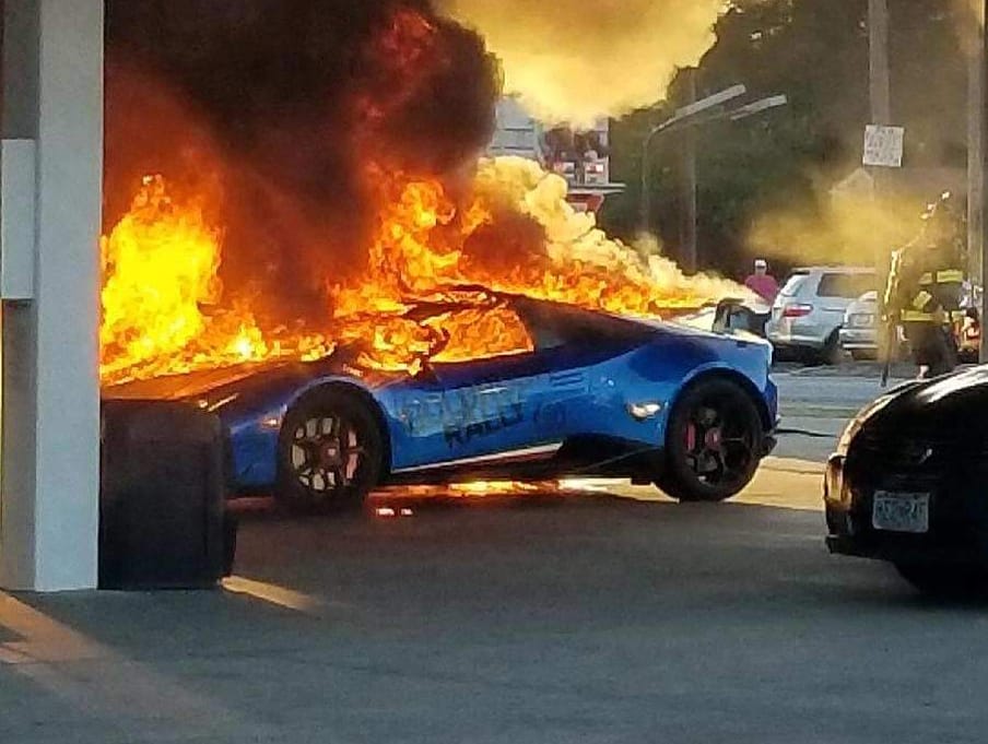 Videó: Szénné égett a benzinkúton egy Lamborghini Huracan