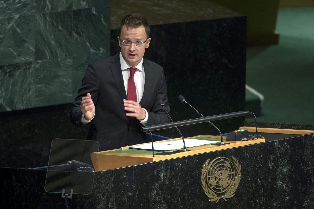 Diplomataként leszerepelt, mégis maradhat Szijjártó