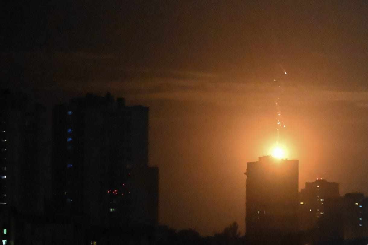 Újra Kijevet bombázták az oroszok, ám most csavartak egyet a taktikájukon, hogy megzavarják az ukránokat