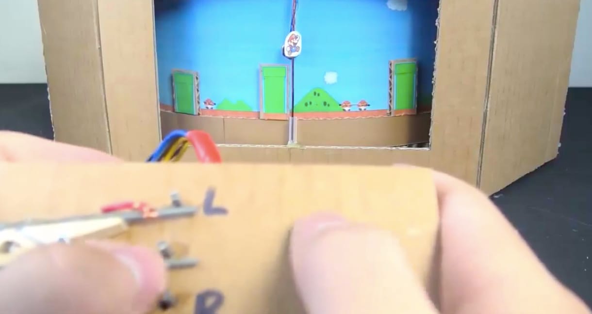 Ha ilyet csinál a gyerekének, ön lesz az év szülője: Super Mario játék házilag, kartonból – videó