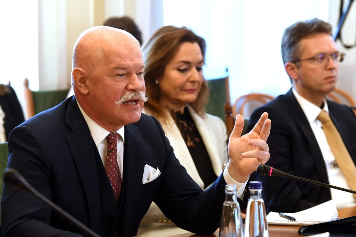Csák János száműzné az osztályteremből a telefonokat, a BM szerint nincs tervben központi szabályozás