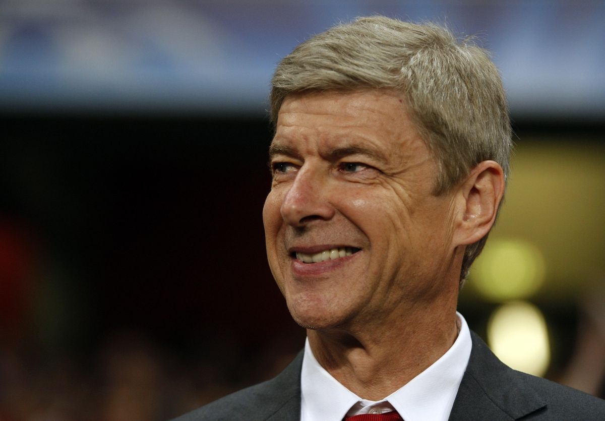 Arsene Wenger egyelőre marad a helyén