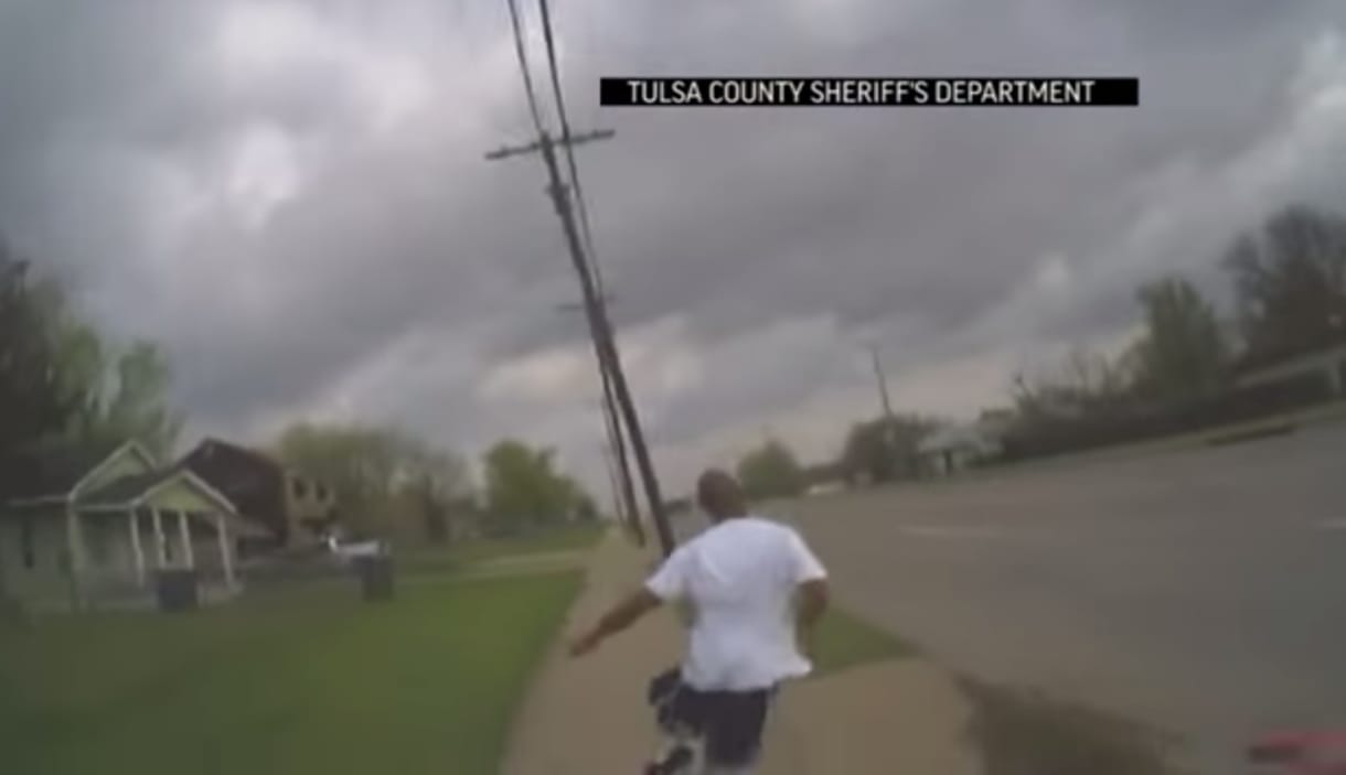 Földön fekvő feketét lőtt agyon egy fehér rendőr az USA-ban – videó (18+)