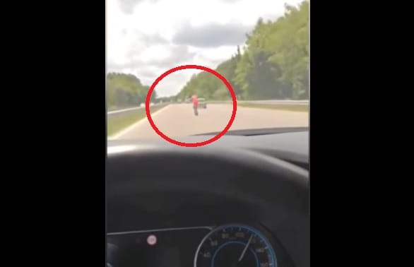 Autókat előzgetett egy bolgár autópályán egy rolleres – videó