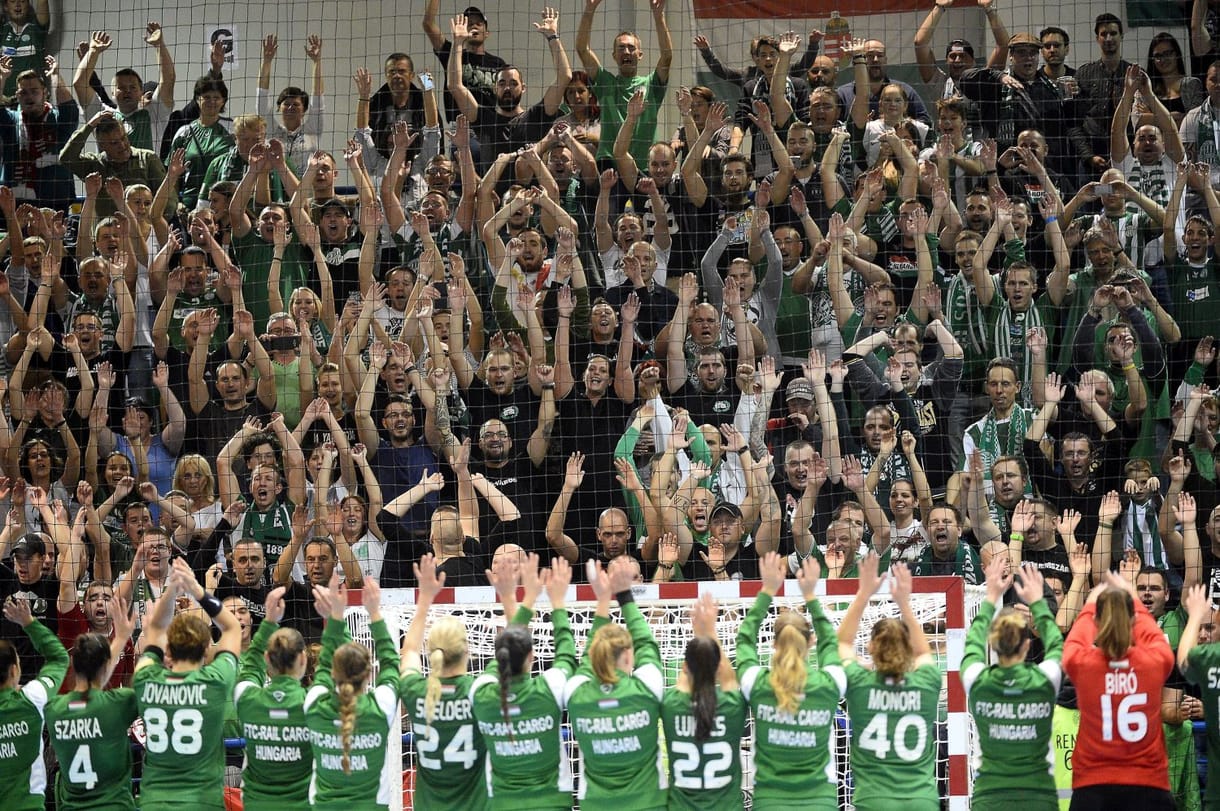 A lincselés után Lipcsei, Dzurják, Kuznyecov kérleli a szurkolókat