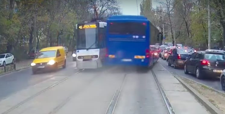 Szemből jött a villamos, a buszos mégis előzésbe kezdett – videó