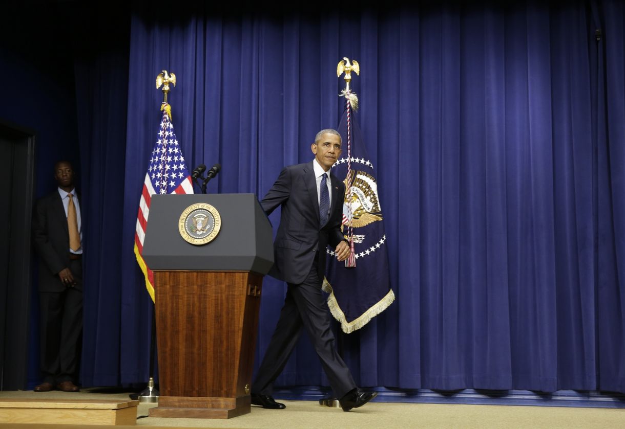 Obama is kiállt a focista mellett, aki ülve maradt a nemzeti himnusz alatt