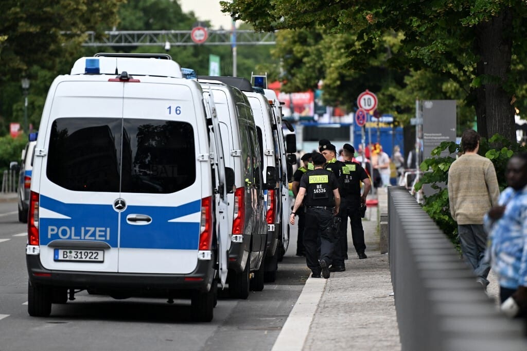 Egy gyanús hátizsák miatt egy időre kiürítették a foci–Eb egyik szurkolói zónáját, egy embert pedig letartóztattak