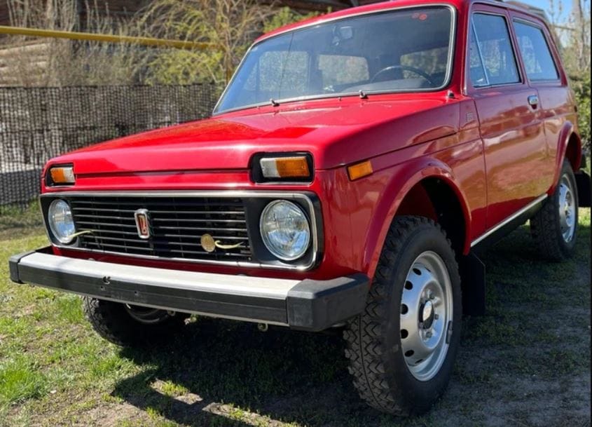 Egy vadonatúj Ferrari árában kínál valaki egy Lada Nivát