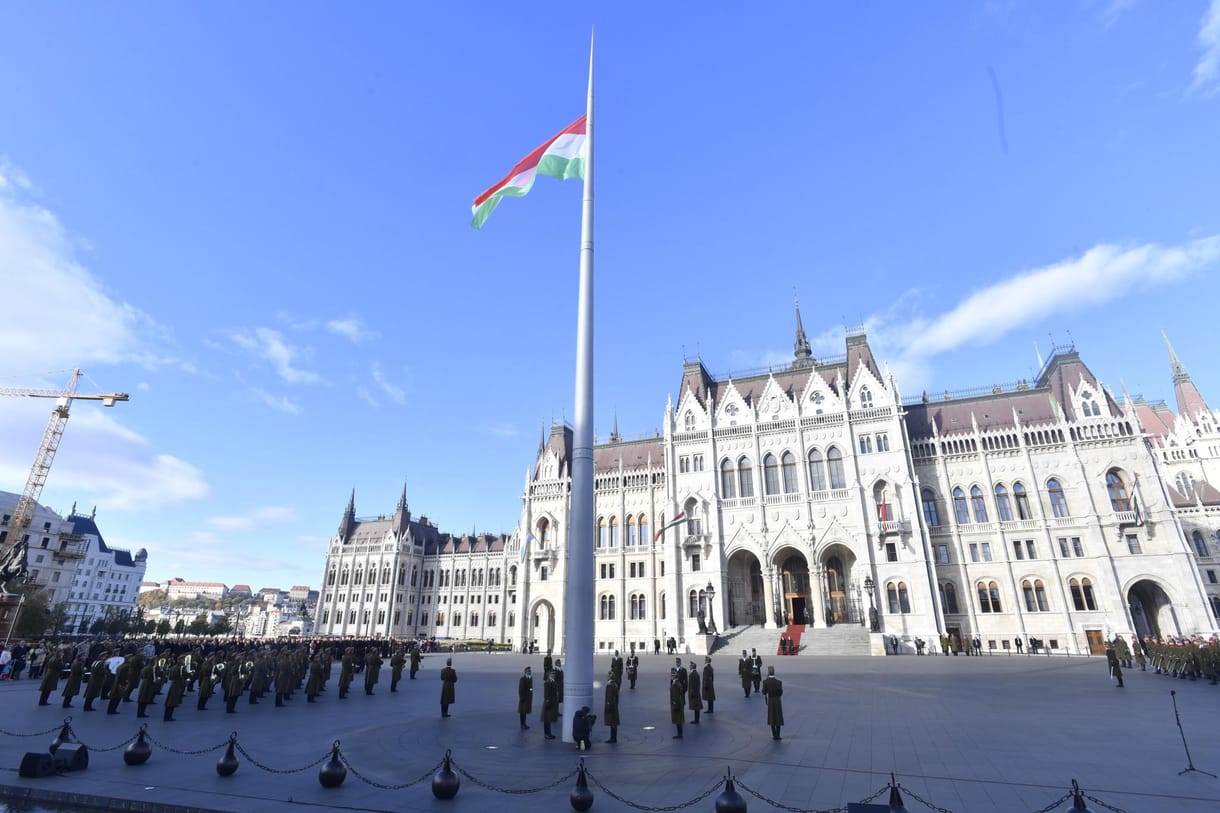 Október 23.: Felvonták a nemzeti lobogót az Országház előtt
