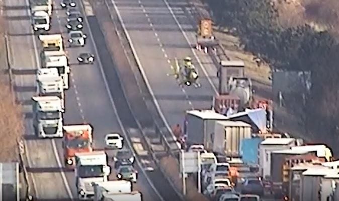 Súlyos baleset lett az M1-esen egy rossz besorolásból, mentőhelikopter vitte el a sérültet – videó