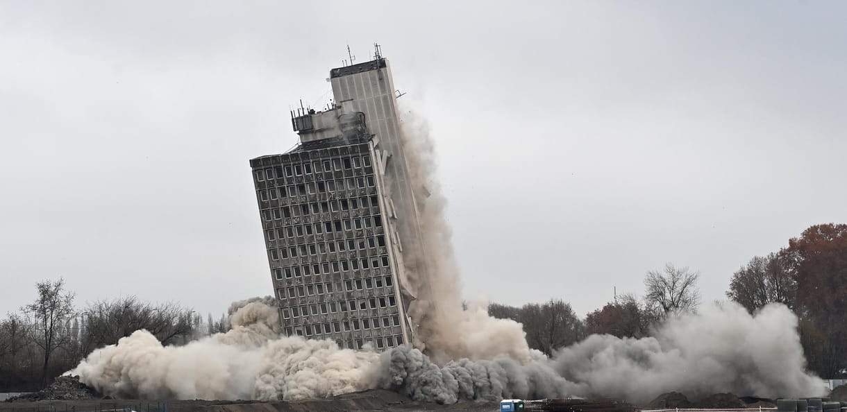 Videón, ahogy felrobbantják a VITUKI dél-pesti toronyházát