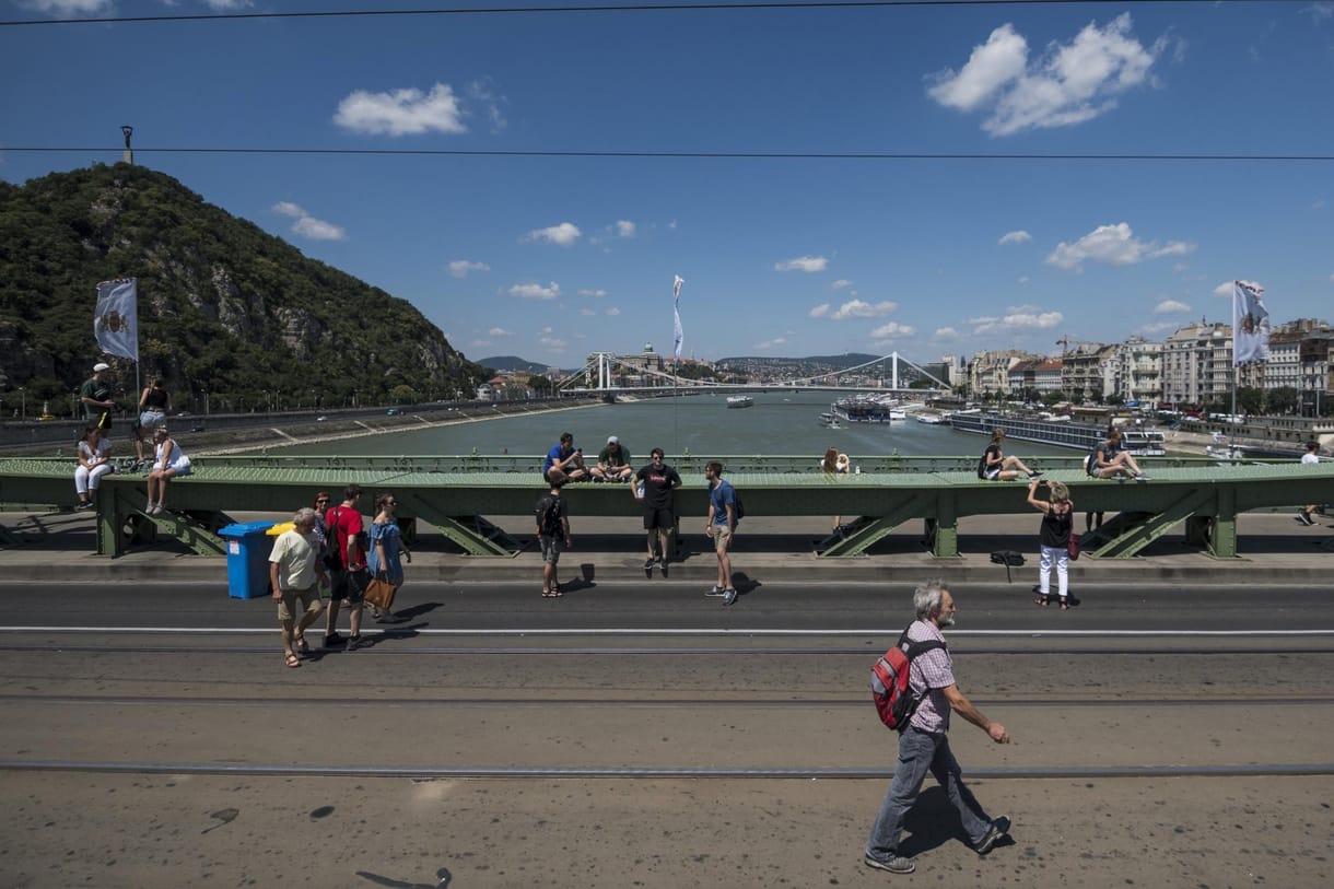 Íme, így lazulnak a budapestiek a járműmentessé lett Szabadság hídon - fotók