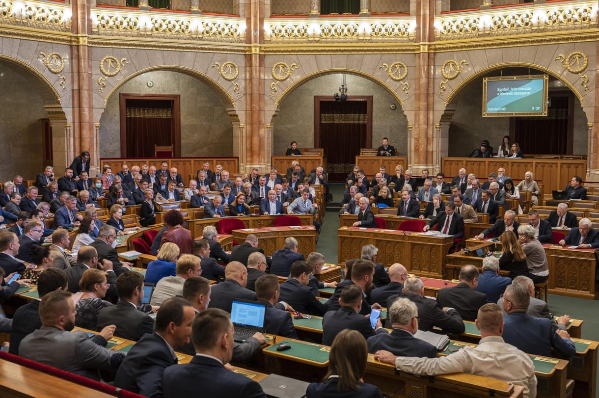 Parlament: Egymás korruptjaival vagdalkozott ma az ellenzék és a kormánypárt