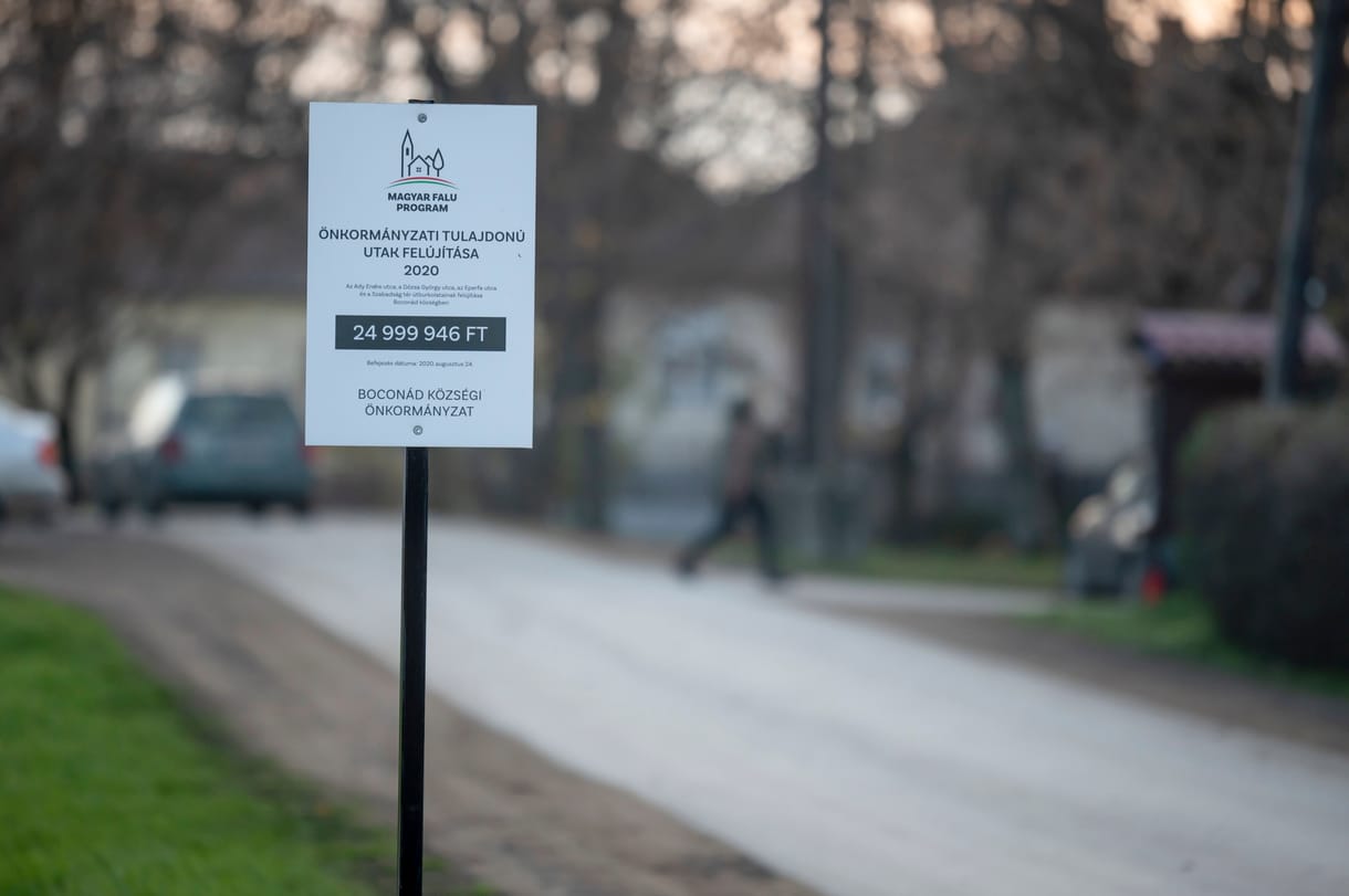 Több száz millió forint ment a Magyar Falu Program civil pénzeiből a NER-hez