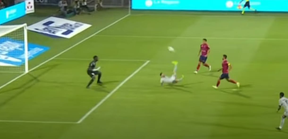 Messi belőtte élete első ollózós gólját - videó