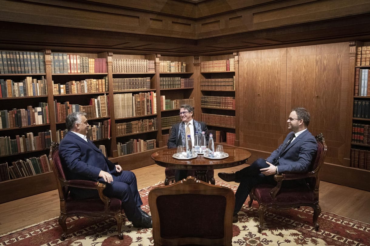 Amerikai illiberális ideológust fogadott Orbán a Karmelitában