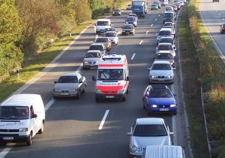 Népszabadság: még mindig tudják mindenhol tartani a normaidőt a mentők 