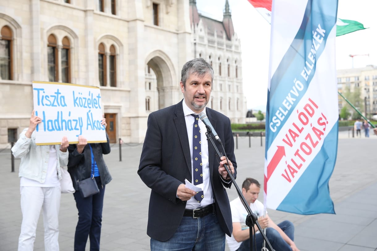 Korlátoznák Hadházy Ákos képviselői jogait, amíg le nem teszi az esküt