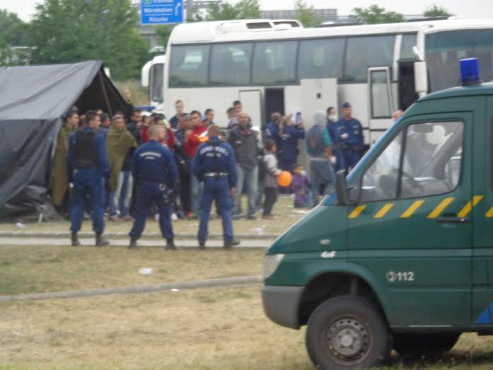 A rendőrség elmondta, miért vetettek be könnygázt Röszkénél