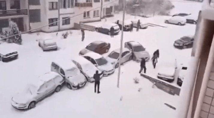 Mint a dominó, úgy koccolták végig egymást az autók ebben a jeges utcában – videó