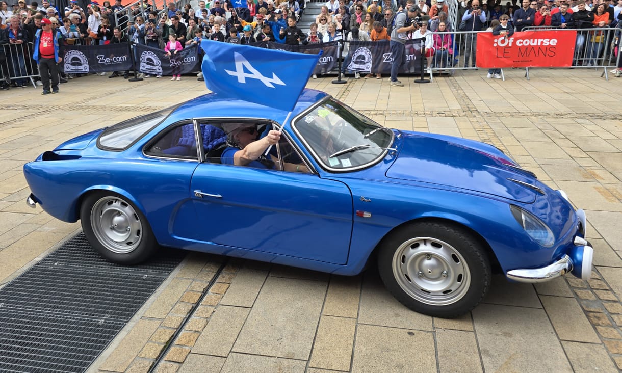 Őszinte benzingőzös ünnep Le Mans szívében, a pilótaparádén fotóztunk