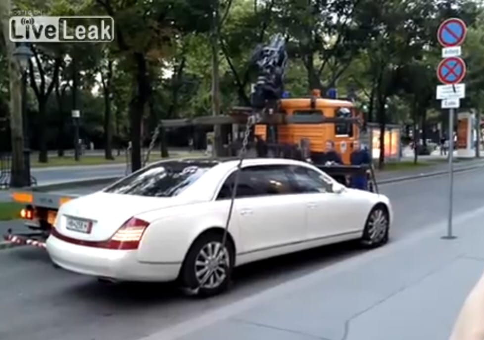 Csúnyán beégtek a Maybach-hal a közteresek