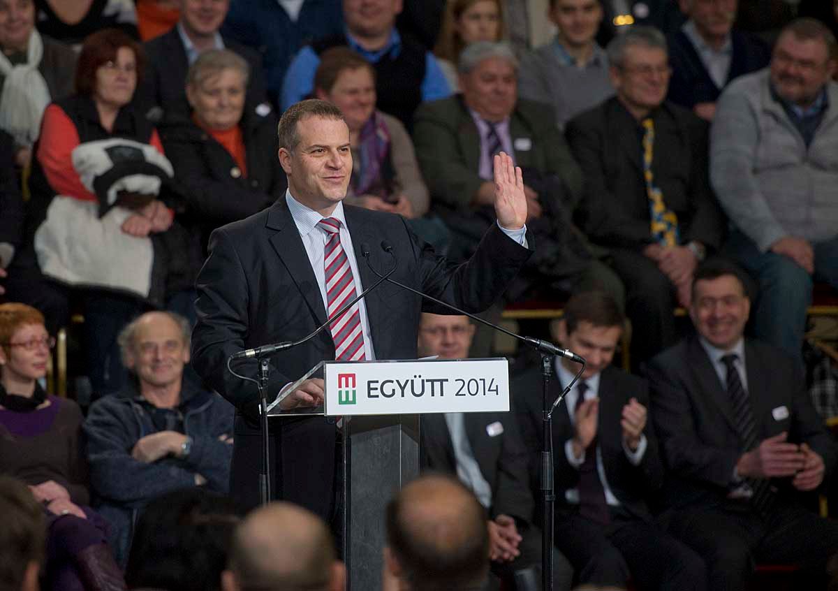 Feljelentette csalás gyanújával Sesztákot az Együtt-PM