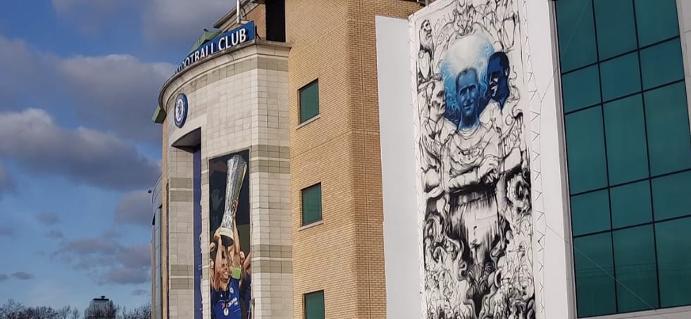 Hatalmas festményen emlékeznek a Chelsea stadionján a magyar edzőlegendáról