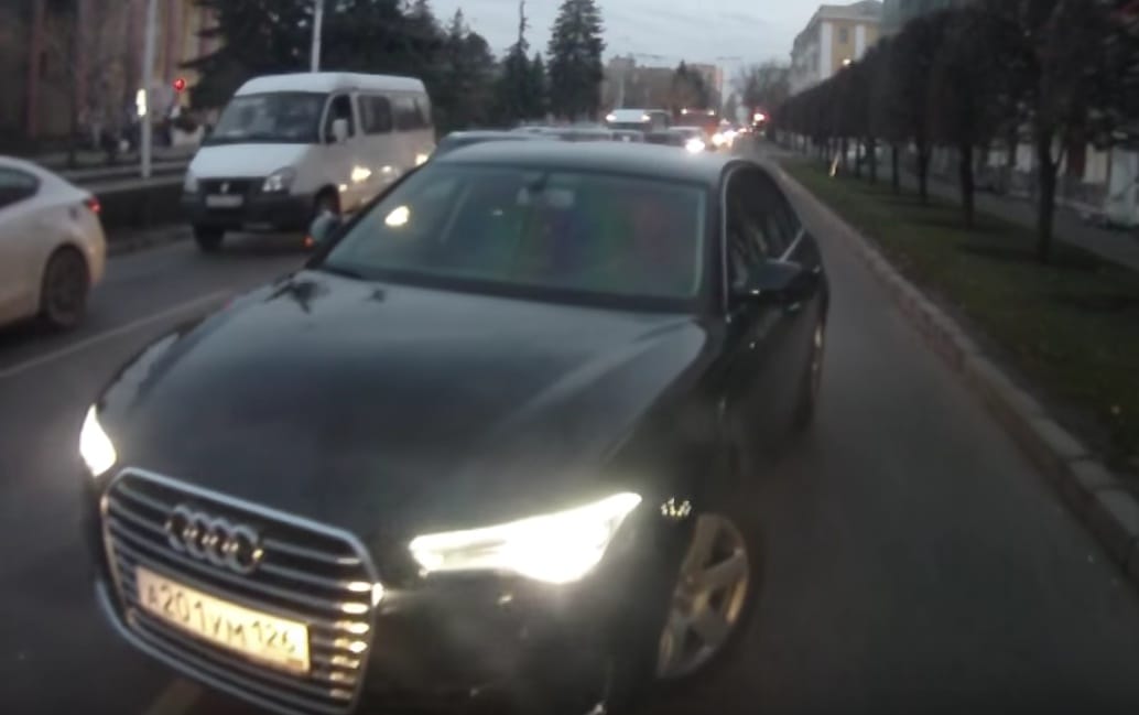 Mindannyiunk nevében törlesztett a trolisofőr, csúnyán beégette az audist – videó