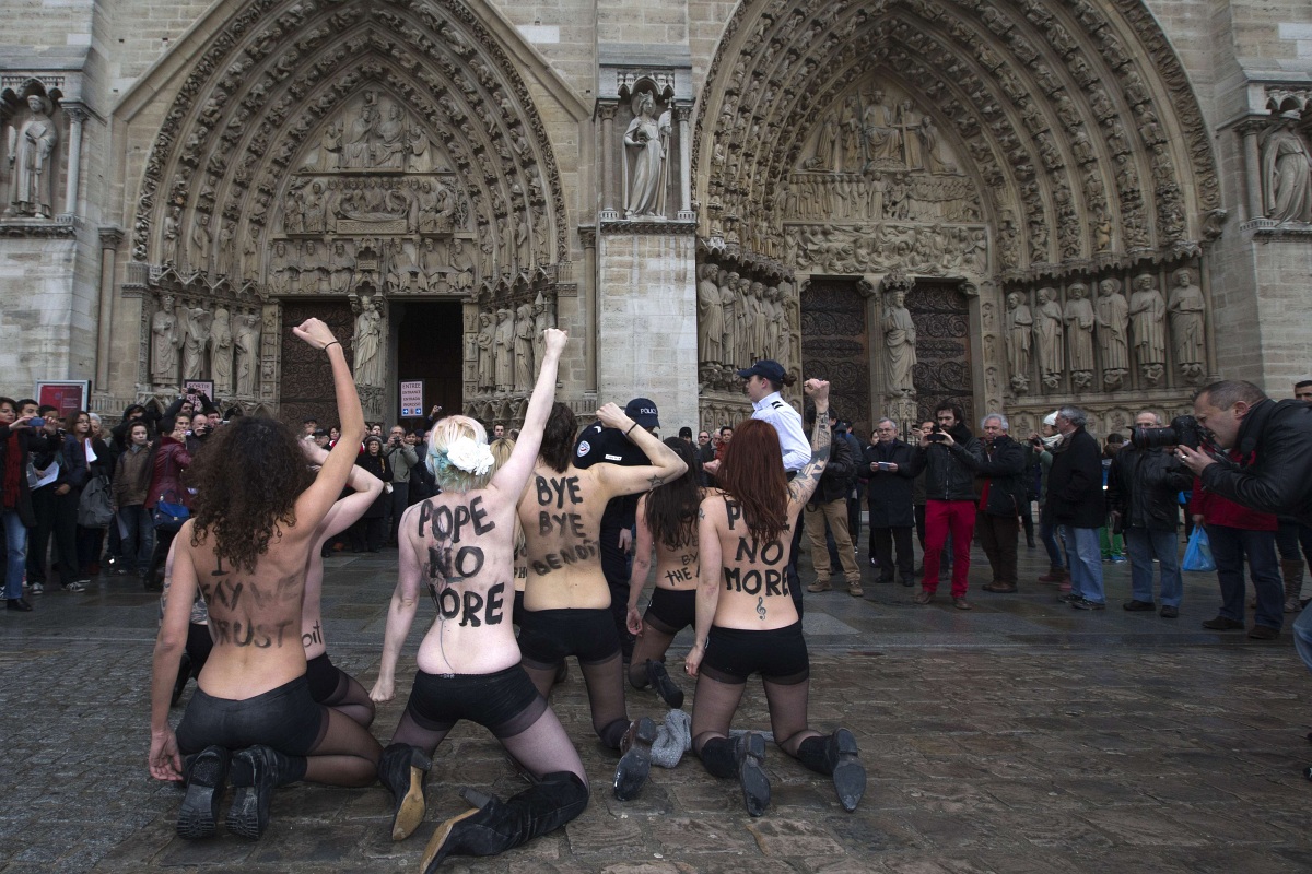 Lemondott a pápa, a párizsi Notre Dame-ban "ünnepeltek" a Femen félmeztelen aktivistái