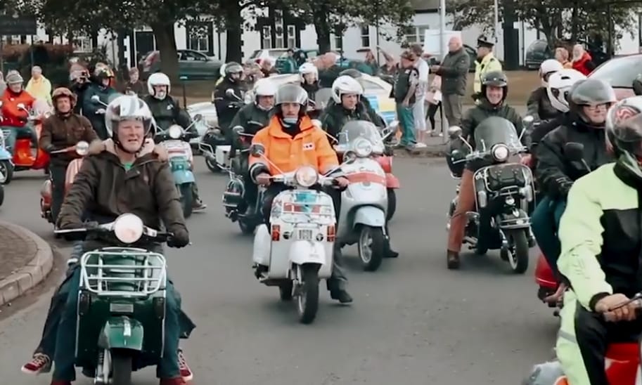 Robogjunk: Gianni olaszul invitálja hazánkba a világot a nagy Vespa-találkozóra – videó