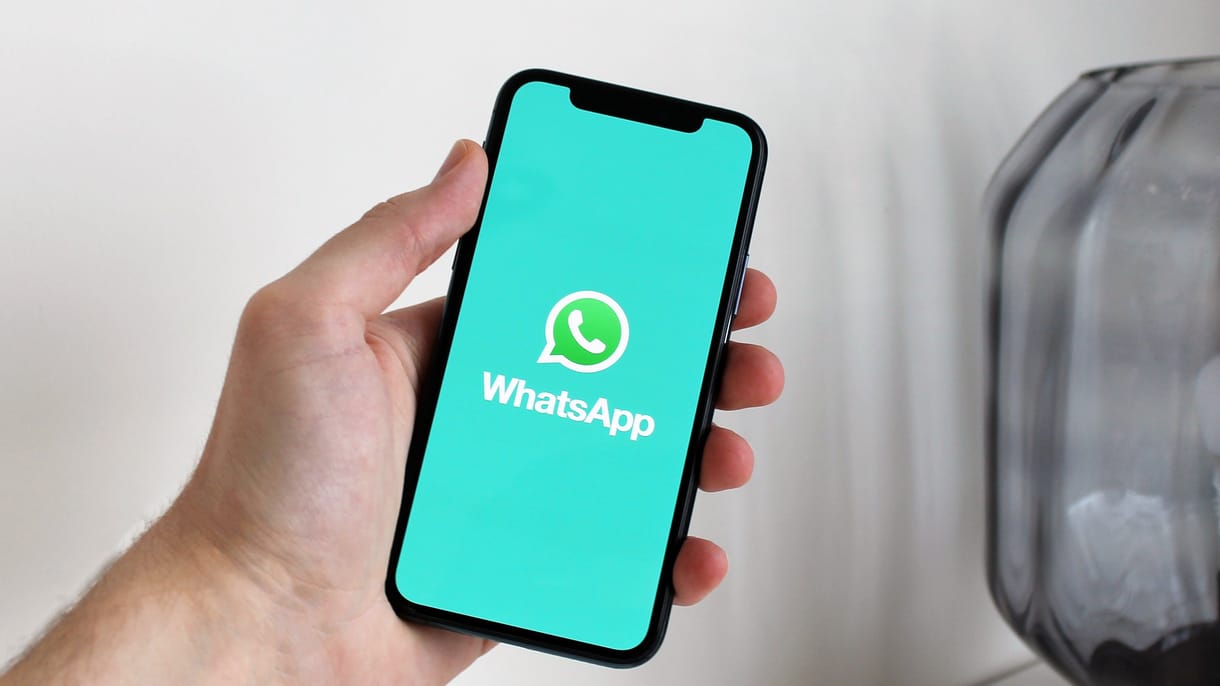 Ha van WhatsApp a telefonján, ezt most kapcsolja be: megjött az elrejtőzős funkció
