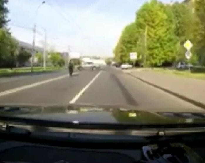 Így járhatnak a városban keménykedő motorosok – videó