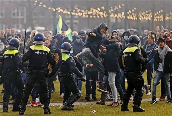 Rohamrendőrök oszlatták fel a lezárások elleni tüntetést Amszterdamban